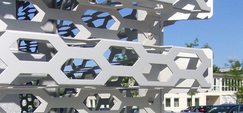 Wabenlochblech_Audi_Fassade_1