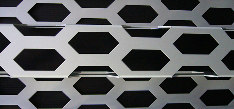 Wabenlochblech_Audi_Fassade_2